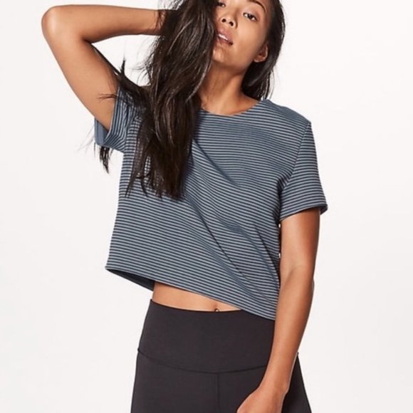 Lululemon Shaped‎ Sterling Blue Striped Crop Top 10 - Picture 2 of 5